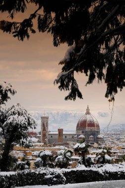 Katedral Santa Maria del Fiore (Duomo) ve Giottos çan kulesine (Campanile), kış karla Floransa, Toskana, İtalya