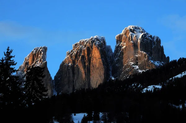 Vista del Gruppo del Sassolungo (Langkofel) delle Dolomiti italiane in inverno dal comprensorio sciistico Campitello di Fassa a Canazei . — Foto Stock
