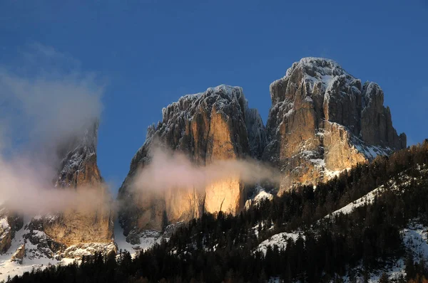 Vista do Grupo Sassolungo (Langkofel) das Dolomitas italianas no Inverno a partir de Campitello di Fassa Ski Area em Canazei . — Fotografia de Stock