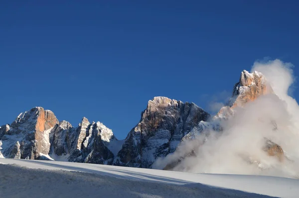 Dolomieten Alpen, Zuid-Tirol, Italië. Cimon della Pala of Cimone met wolken in de Pale di San Martino groep. — Stockfoto