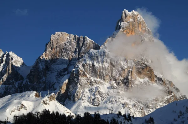 Dolomieten Alpen, Zuid-Tirol, Italië. Cimon della Pala of Cimone met wolken in de Pale di San Martino groep. — Stockfoto