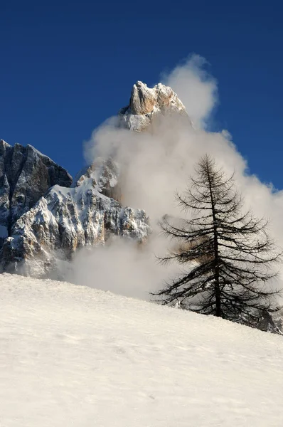 Дикие Альпы, Южный Тироль, Италия. Cimon della Pala или Cimone с облаками в группе Pale di San Martino . — стоковое фото