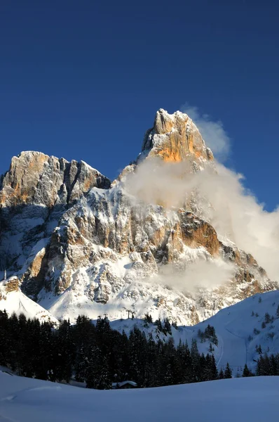 Dolomiterna Alperna, Sydtyrolen, Italien. Kimon della Pala eller Cimone med moln i Pale di San Martino grupp. — Stockfoto