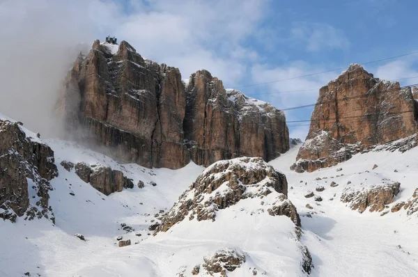 Sass Pordoi (ve skupině Sella) se sněhem v italských Dolomitech od Pass Pordoi. Itálie. — Stock fotografie