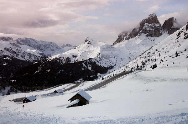 Sassolungo (Langkofel) Panorama görünümünü Passo Pordoi, Val di Fassa Ski Area Canazei içinde kış İtalyan Dolomites grup. — Stok fotoğraf