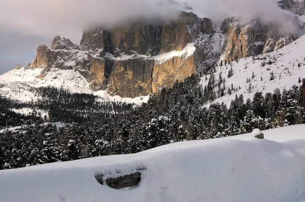 Sella grupy ze śniegiem w włoskie Dolomity, Włochy. — Zdjęcie stockowe