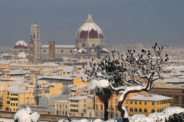 Kathedrale Santa Maria del Fiore (Dom) und Glockenturm Giottos (Glockenturm), im Winter mit Schnee Florenz, Toskana, Italien — Stockfoto