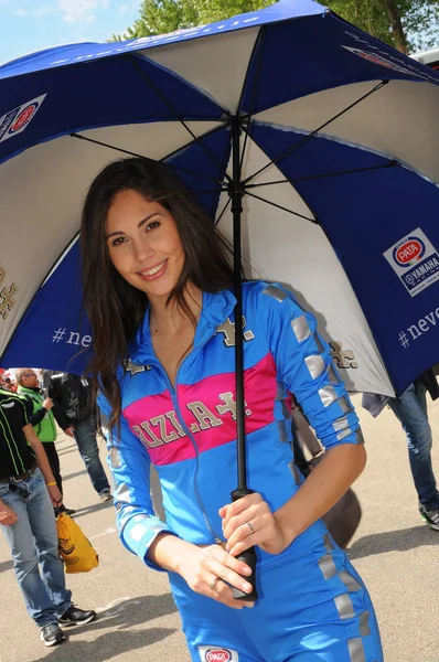 San Marino Italien - April 2016: Oidentifierade grop Babe poserar för bilder i Hagen under under den Fim Superbike 2016 på Imola Circuit 2016. — Stockfoto