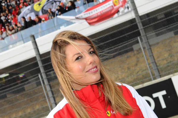 MUGELLO, IT, novembre 2013: Pit Babe non identificato posa per le foto nel paddock durante Finali Mondiali Ferrari 2013 sul Circuito del Mugello in Italia — Foto Stock