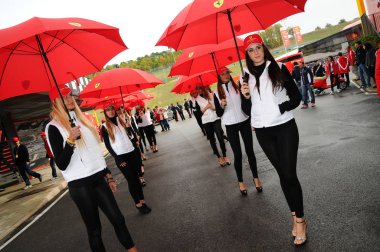 Mugello, bu Kasım 2011: Tanımlanamayan Pit Babe için padok fotoğraflarda Finali Mondiali Ferrari 2011 Mugello İtalya devre sırasında poz veriyor
