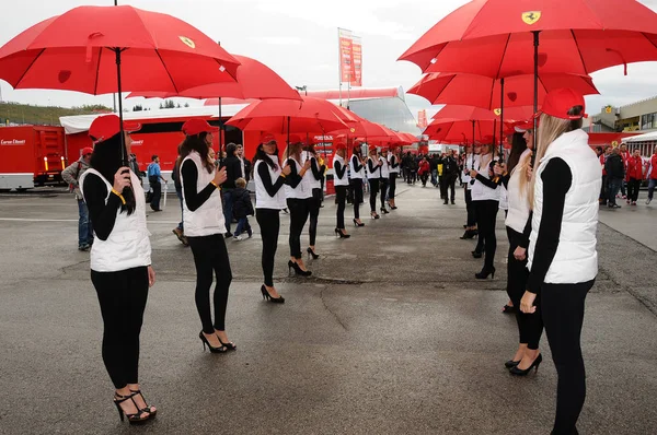 Mugello, to, listopad, 2011: Neidentifikovaný Pit Babe představuje pro fotografie ve výběhu během Finali Mondiali Ferrari 2011 na okruhu Mugello v Itálii — Stock fotografie