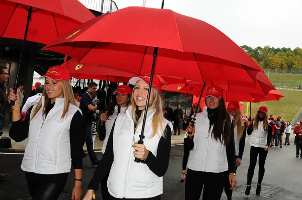 MUGELLO, IT, novembre 2011: Pit Babe non identificato posa per le foto nel paddock durante Finali Mondiali Ferrari 2011 sul Circuito del Mugello in Italia — Foto Stock