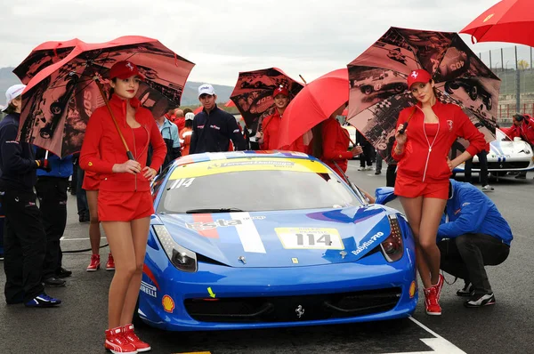МУГЕЛЛО, IT, ноябрь, 2011: Неизвестные позируют для фотографий в паддоке во время Finali Mondiali Ferrari 2011 на Mugello Circuit в Италии — стоковое фото