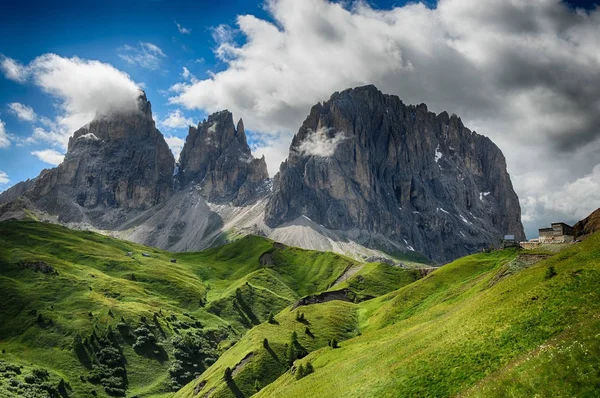 Cordilleras de Sassolungo & Sassopiatto vistas desde Passo Sella en una tarde nublada, Dolomitas, Trentino, Alto Adigio, Italia —  Fotos de Stock