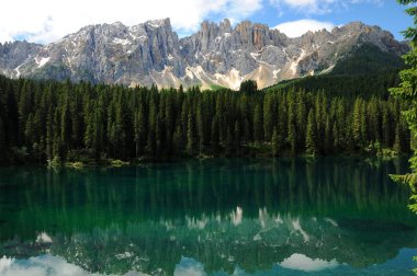 Lago di Carezza (Karersee), bir güzel göl Dolomites, Trentino Alto Adige, İtalya.