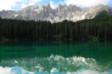 Lago di Carezza (Karersee), bir güzel göl Dolomites, Trentino Alto Adige, İtalya.