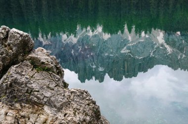 Lago di Carezza (Karersee), bir güzel göl Dolomites, Trentino Alto Adige, İtalya.