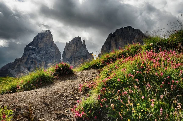 ภูเขา Sassolongo & Sassopiatto ที่เห็นจาก Passo Sella ในช่วงบ่ายที่มีเมฆ Dolomites, Trentino, Alto Adige, อิตาลี — ภาพถ่ายสต็อก
