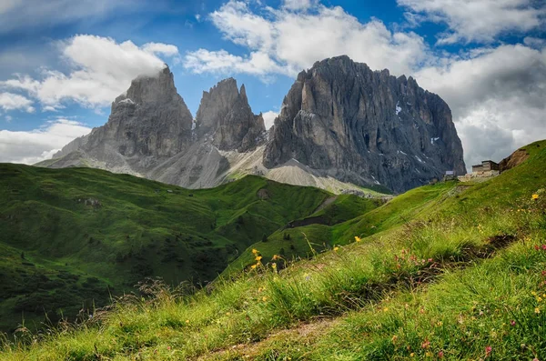 Cordilleras de Sassolungo & Sassopiatto vistas desde Passo Sella en una tarde nublada, Dolomitas, Trentino, Alto Adigio, Italia —  Fotos de Stock