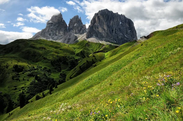 Cordilleras de Sassolungo & Sassopiatto vistas desde Passo Sella en una tarde nublada, Dolomitas, Trentino, Alto Adigio, Italia —  Fotos de Stock