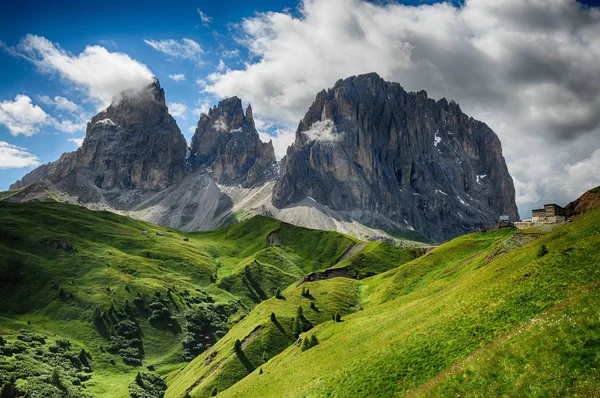 Cordilleras de Sassolungo & Sassopiatto vistas desde Passo Sella en una tarde nublada, Dolomitas, Trentino, Alto Adigio, Italia —  Fotos de Stock