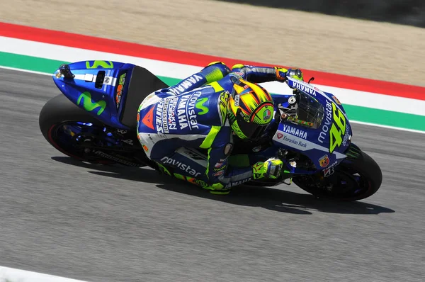 MUGELLO - ITÁLIA, 29-30 MAIO: piloto italiano Yamaha Valentino Rossi em 2015 TIM MotoGP da Itália no circuito Mugello em 29-30 de maio de 2015 — Fotografia de Stock