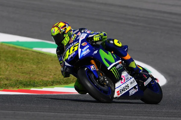 MUGELLO - ITÁLIA, 29-30 MAIO: piloto italiano Yamaha Valentino Rossi em 2015 TIM MotoGP da Itália no circuito Mugello em 29-30 de maio de 2015 — Fotografia de Stock