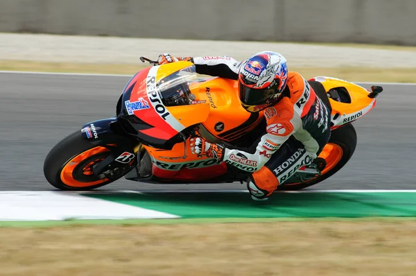 Mugello - 13 juli: Casey Stoner van Repsol Honda team races op kwalificatie sessie van Moto Gp Grand Prix van Italië op 13 juli 2012 in Mugello Circuit, Italië. — Stockfoto