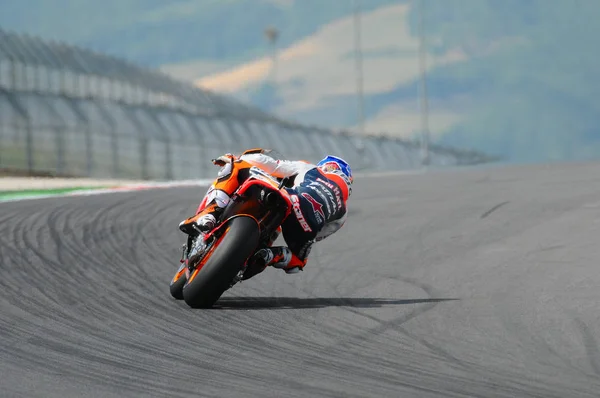 Mugello - 13. července: Casey Stoner Repsol Honda týmu závodů v kvalifikační relace z Moto Gp Grand Prix Itálie Červenec 13, 2012 v okruhu Mugello, Itálie. — Stock fotografie