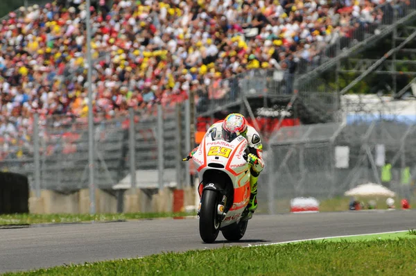 MUGELLO - อิตาลี 31 พฤษภาคม: อิตาลี Ducati ขี่แอนเดรีย Iannone ที่ 2013 TIM MotoGP ของอิตาลีที่วงจร Mugello ในวันที่ 31 พฤษภาคม 2013 — ภาพถ่ายสต็อก