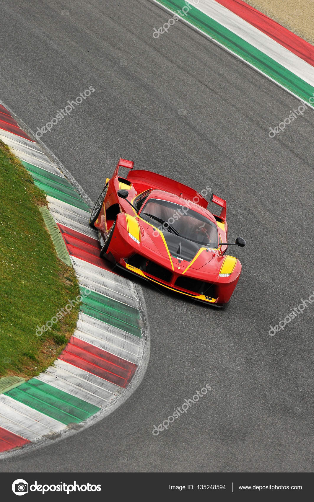 MUGELLO, ITALY - 6 Ноября 2015 Года: Неизвестные Диски Ferrari FXX.