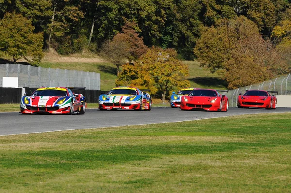 Mugello, it, november 2015: ferrari 488 turbo gte und ferrari 458 italia af corse in den mugello schaltung in italien bei der präsentation beim finali mondiali ferrari 2015 — Stockfoto