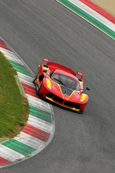 MUGELLO, ITALY - 6 ноября 2015 года: Неизвестные диски Ferrari FXX K во время XX программы Finali Mondiali Ferrari - Ferrari Racing Days в Mugello Circuit, Италия . — стоковое фото