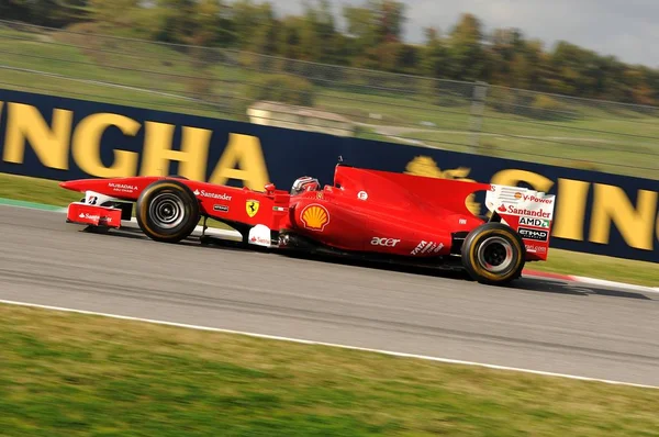 Course inconnue avec Ferrari F1 dans le circuit du mugello en Italie — Photo