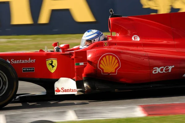 不明なイタリアのムジェロ サーキットにフェラーリ F1 と実行 — ストック写真