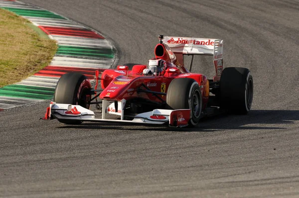 Course inconnue avec Ferrari F1 dans le circuit du mugello en Italie — Photo