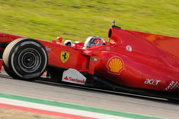 Corrida desconhecida com Ferrari F1 para o circuito mugello em itália — Fotografia de Stock
