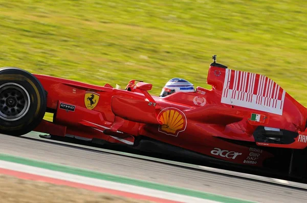 Course inconnue avec Ferrari F1 dans le circuit du mugello en Italie — Photo