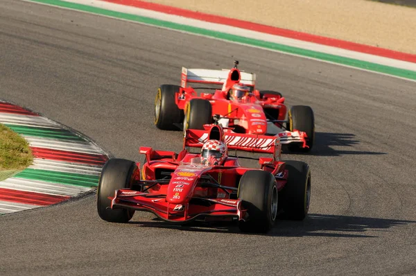 Okänd kör med Ferrari F1 in i mugello krets i Italien — Stockfoto