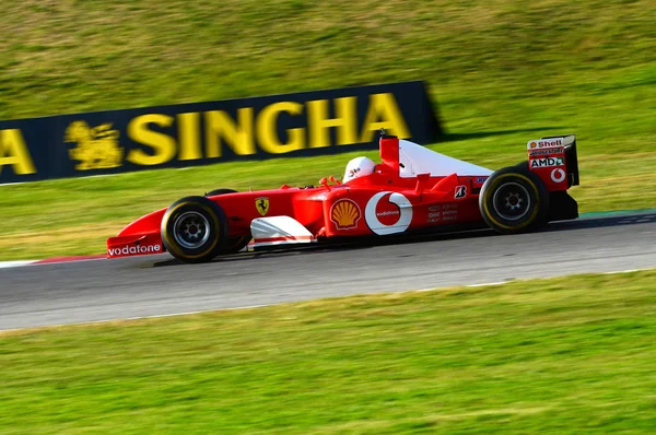 Corrida desconhecida com Ferrari F1 para o circuito mugello em itália — Fotografia de Stock