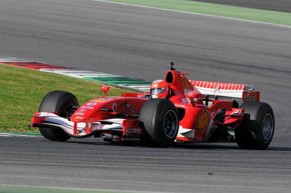 Corrida desconhecida com Ferrari F1 para o circuito mugello em itália — Fotografia de Stock