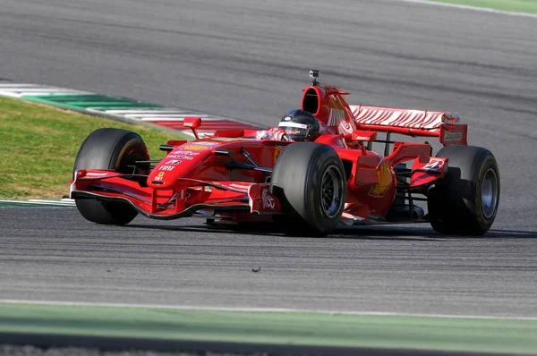 Course inconnue avec Ferrari F1 dans le circuit du mugello en Italie — Photo