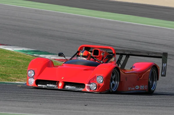 Mugello, it, november 2015, unbekannter lauf mit ferrari 333sp in die mugello schaltung während des finali mondiali ferrari 2015 in mugello, italien — Stockfoto