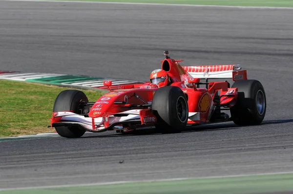 Okänd kör med Ferrari F1 in i mugello krets i Italien — Stockfoto