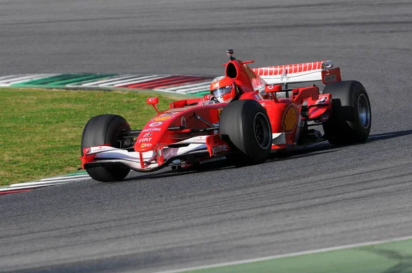 Okänd kör med Ferrari F1 in i mugello krets i Italien — Stockfoto