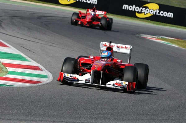 Corrida desconhecida com Ferrari F1 para o circuito mugello em itália — Fotografia de Stock