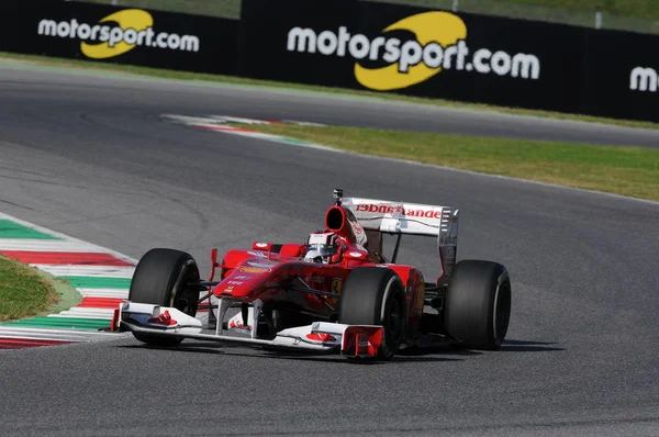 Carrera desconocida con Ferrari F1 en el circuito de mugello en Italia —  Fotos de Stock