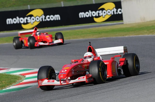 未知与法拉利 F1 跑进在意大利穆杰罗赛道 — 图库照片