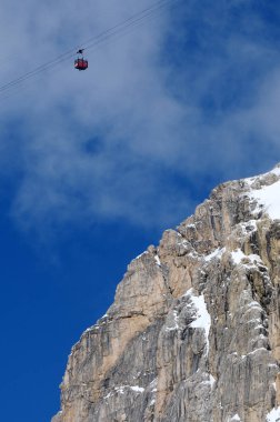 Kış, Dolomites, Cortina d'Ampezzo, Belluno, Veneto, İtalya Passo Falzarego görüldüğü gibi Lagazuoi dağ.