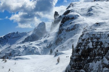 Rifugio Scoiattoli Cinque Torri, Dolomitler, Veneto, İtalya 'dan Kış Panoraması, 